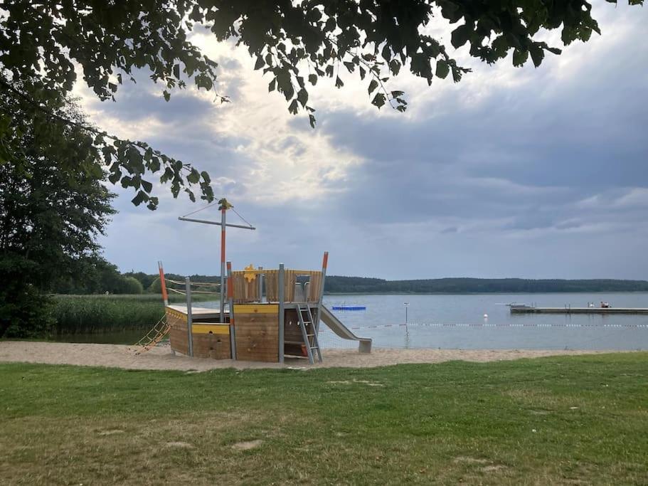 Gemuetliches Holzhaus Am See Warin Exteriör bild